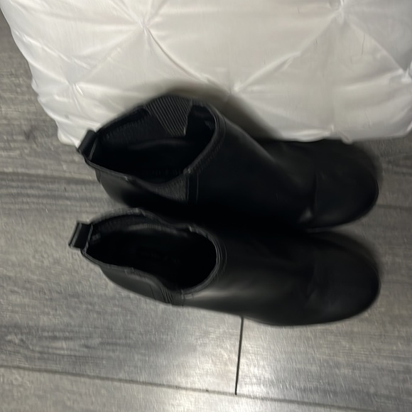 Black heeled boots - Picture 3 of 4